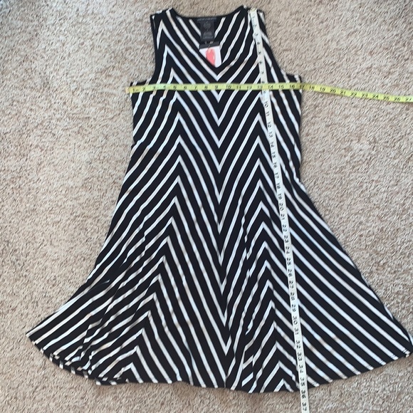 V-Neck Sleeveless Dress w/Stretch Black & White🖤 - Picture 9 of 9